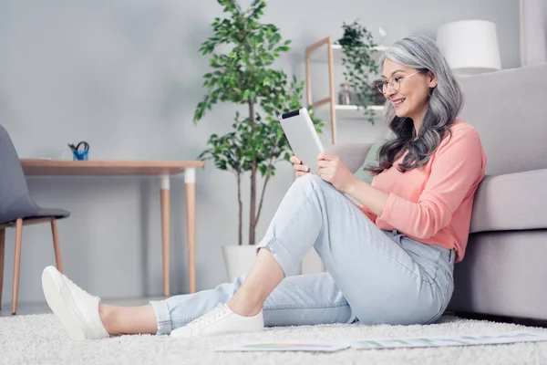 Perfil de cuerpo completo lado de la foto de la mujer anciana feliz sonrisa positiva ver leer navegar por internet tableta cuarentena en casa — Foto de Stock