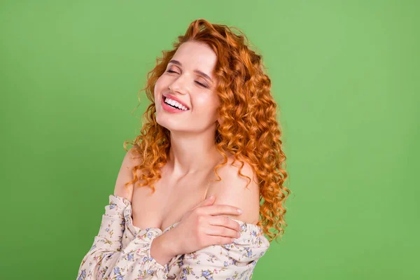 Foto de atractiva joven alegre abrazarse buen humor cabello de jengibre aislado sobre fondo de color verde — Foto de Stock