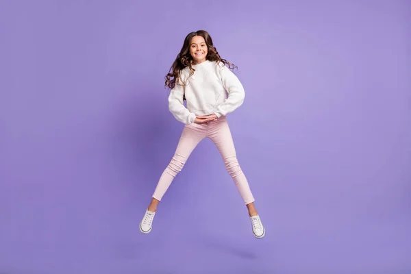 Teljes méretű fotó a fiatal őrült lány boldog mosoly jó szórakozást ugrik fel aktív elszigetelt felett lila színű háttér — Stock Fotó
