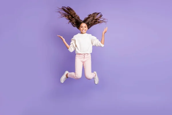 Foto de comprimento total de jovem colegial feliz salto sorriso positivo se divertir isolado sobre fundo cor violeta — Fotografia de Stock