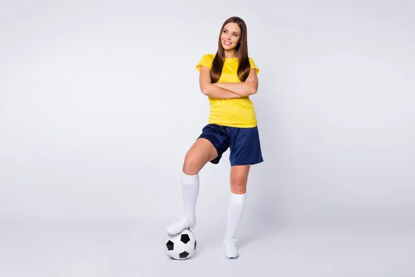 Comprimento total tamanho do corpo vista dela ela agradável bonito atraente adorável conteúdo desportivo alegre de cabelos lisos menina jogando futebol braços dobrados isolado sobre luz branco cinza pastel cor fundo — Fotografia de Stock