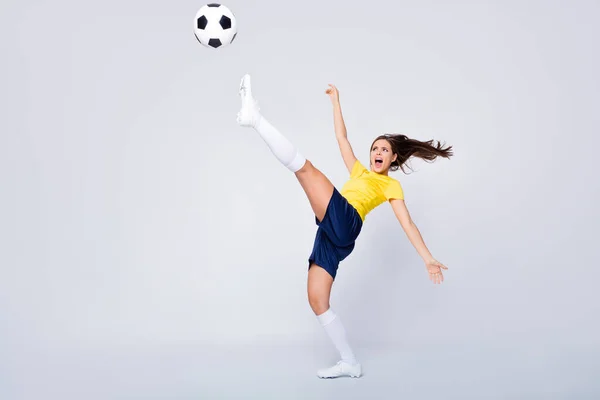 フル長さの写真精力的なサッカー選手の女の子のための最後の希望2020世界選手権試合キックボールハイトライスコアの目標は、白のナショナルチームのユニフォームキット隔離グレーの背景を着用 — ストック写真