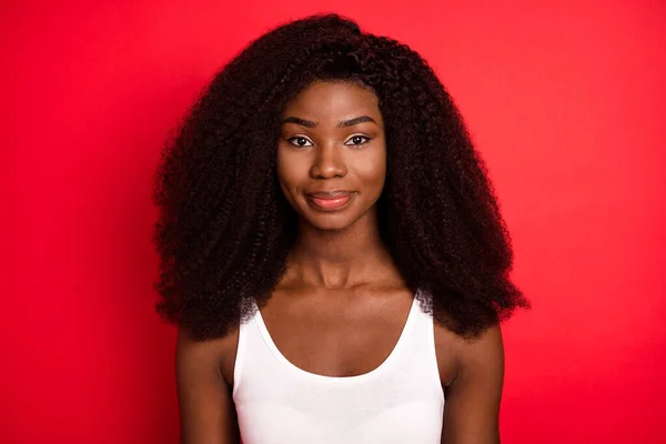 Foto de la joven africana feliz sonrisa positiva confiado usar singlet aislado sobre fondo de color rojo — Foto de Stock
