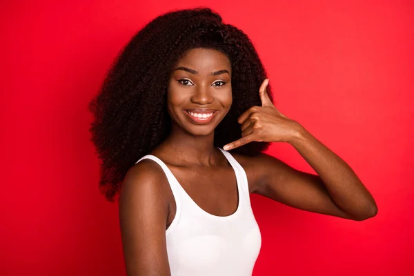 Perfil lado de la foto de la joven afro chica feliz sonrisa positiva mostrar los dedos llaman hablar señal de teléfono aislado sobre fondo de color rojo — Foto de Stock