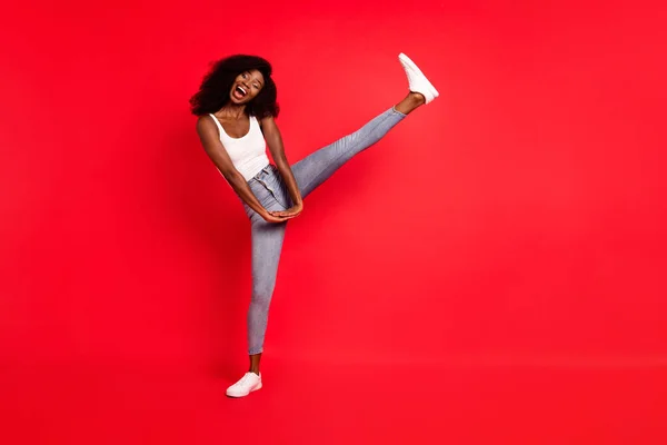 Foto em tamanho completo de jovem atraente menina negra feliz sorriso positivo se divertir animado isolado sobre fundo de cor vermelha — Fotografia de Stock