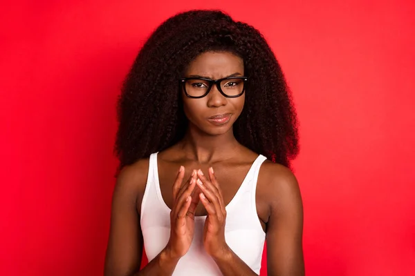 Foto di giovane infelice lunatica ragazza africana pensano esitare piano di brainstorming mentalità isolato su sfondo di colore rosso — Foto Stock
