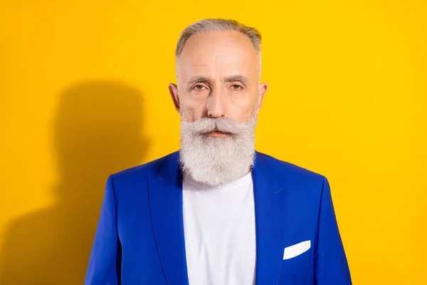 Φωτογραφία του σοβαρού ηλικιωμένου επιχειρηματία παππού φορούν μπλε γενειάδα σακάκι απομονώνονται σε λάμψη κίτρινο χρώμα φόντο — Φωτογραφία Αρχείου