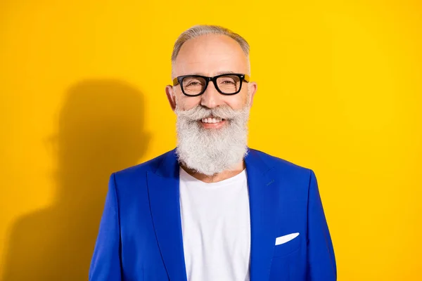 Fénykép bájos vidám vonzó idős férfi visel szemüveg mosoly jó hangulat elszigetelt sárga színű háttér — Stock Fotó