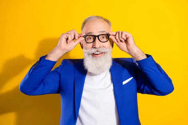 Fénykép csodálkozó boldog izgatott öregember visel szemüveg jó hangulat eladó elszigetelt sárga színű háttér — Stock Fotó