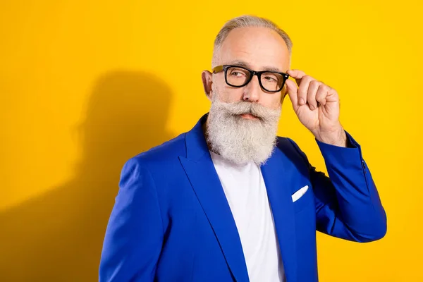 Foto do homem mais velho barba cinza rigoroso olhar espaço vazio desgaste óculos casaco azul isolado no fundo de cor amarelo vívido — Fotografia de Stock