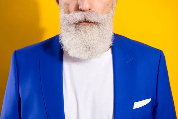 Ciddi, yaşlı ve çekici bir adamın kesilmiş fotoğrafı sarı arka planda sakallı çekici bir berber dükkanı takıyor. — Stok fotoğraf