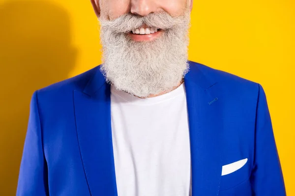 Vágott fotó portré idős férfi mosolygós fehér szakáll kék blézer elszigetelt élénk sárga színű háttér — Stock Fotó