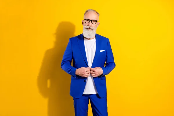 Fénykép portré üzletember visel kék szmokingos szemüveg komoly arc szigorúan elszigetelt élénk sárga háttér — Stock Fotó