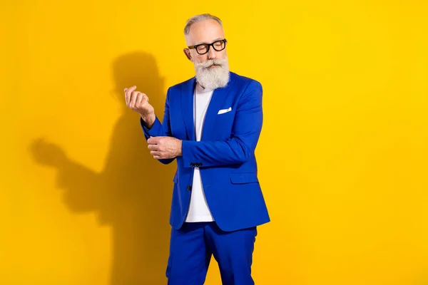 Foto van ernstige grijze baard leeftijd man poseren dragen bril blauwe jas geïsoleerd op levendige gele kleur achtergrond — Stockfoto