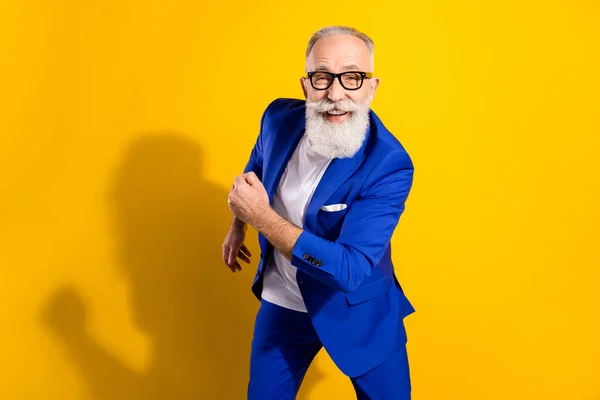 Retrato de homem alegre atraente funky dançando se divertindo isolado sobre fundo de cor amarelo brilhante — Fotografia de Stock