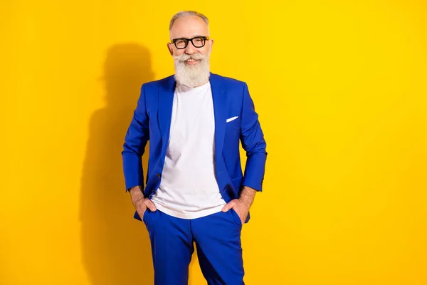 Portrait photo d'un homme confiant portant des lunettes de costume bleu souriant heureux isolé couleur jaune vif fond — Photo