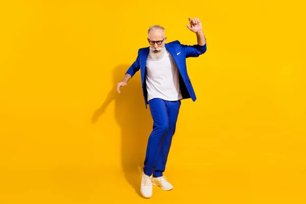 Photo pleine grandeur de barbe grise drôle vieux homme danse porter lunettes veste bleue isolé sur fond jaune — Photo