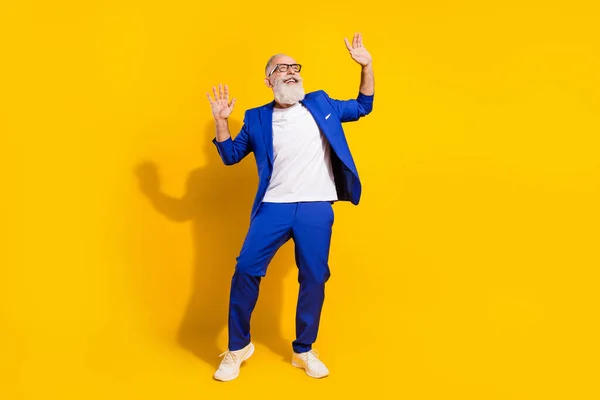 Longitud completa tamaño del cuerpo foto del hombre con barba blanca riendo bailando alegre fondo de color amarillo —  Fotos de Stock