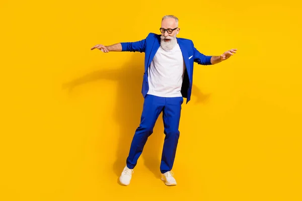 Volledige lichaamsomvang uitzicht van aantrekkelijke imposante funky vrolijke man dansen geïsoleerd over helder gele kleur achtergrond — Stockfoto