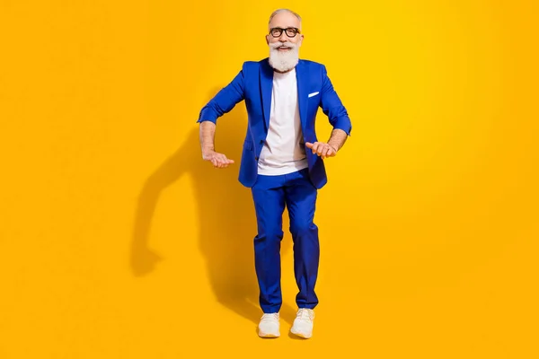 Foto de longitud completa de funky divertido feliz hombre viejo danza buen humor sonrisa usar zapatos aislados en el fondo de color amarillo —  Fotos de Stock