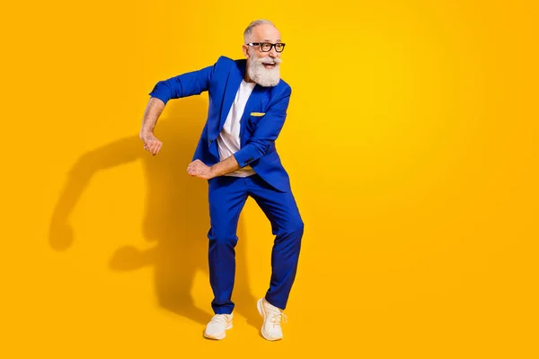 Foto de cuerpo completo de alegre sueño feliz anciano danza mirada espacio vacío aislado sobre la espinilla de color amarillo de fondo —  Fotos de Stock