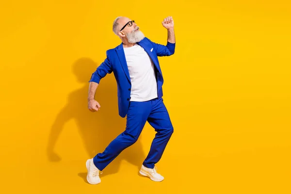 Longitud completa cuerpo tamaño vista de atractivo alegre hombre bailando tener divertido buen humor aislado sobre brillante amarillo color de fondo —  Fotos de Stock