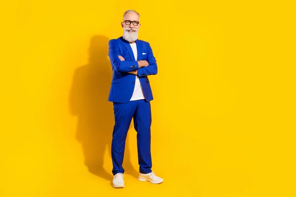 Pleine longueur taille du corps photo de l'homme avec barbe blanche souriant mains pliées isolé fond de couleur jaune vif — Photo