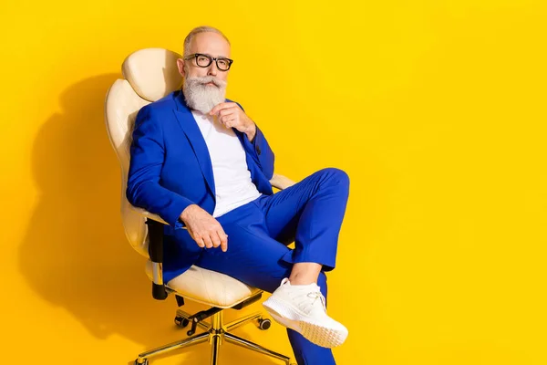 Foto portret van de baas doordachte zitten in witte stoel op kantoor geïsoleerde heldere gele kleur achtergrond — Stockfoto