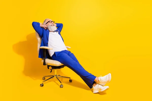 Pleine longueur vue de la taille du corps de l'homme élégant gai attrayant assis dans la chaise de bureau reposant isolé sur fond de couleur jaune vif — Photo