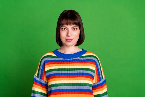 美しい魅力的な素敵な女性の写真は、緑色の背景に隔離されたカラフルなセーターの笑顔良い気分を着用 — ストック写真