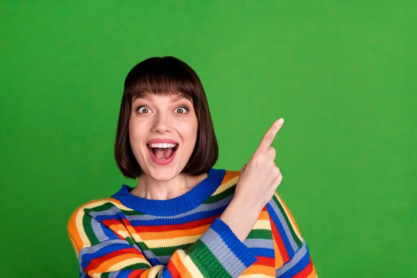 Kuva iloinen hämmästynyt nuori onnellinen nainen osoittaa sormella tyhjä tila myynti uutisia eristetty vihreä väri tausta — kuvapankkivalokuva