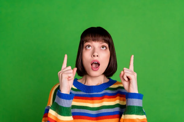 Foto di scioccato giovane donna stupita dita punto di vista fino spazio vuoto isolato su sfondo di colore verde — Foto Stock