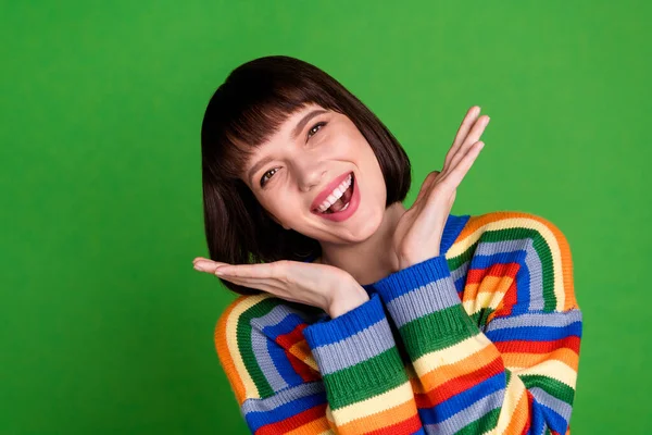 Foto de feliz alegre muito jovem mulher adorável cara humor levantar as mãos sorriso isolado no fundo de cor verde — Fotografia de Stock