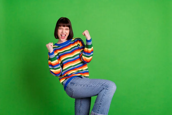 Foto de feliz jovem agradável vitorioso jovem vencedor celebrar senhora sorte isolada no fundo cor verde — Fotografia de Stock