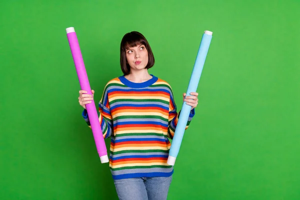 Foto de mente pensativa jovem mulher segurar as mãos papel de embrulho olhar espaço vazio isolado no fundo de cor verde — Fotografia de Stock