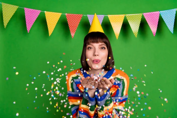 Foto di positivo felice giovane bella donna colpo mani coriandoli festa di compleanno isolato su sfondo di colore verde — Foto Stock