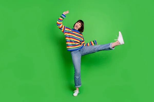 Plná délka fotografie docela okouzlující mladá dáma oblečené barevné pullover tanec s úsměvem izolované zelené barvy pozadí — Stock fotografie