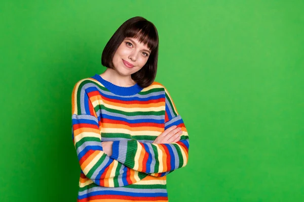 Foto bonito encantador jovem senhora vestido colorido pulôver mãos dobrado espaço vazio sorrindo isolado cor verde fundo — Fotografia de Stock