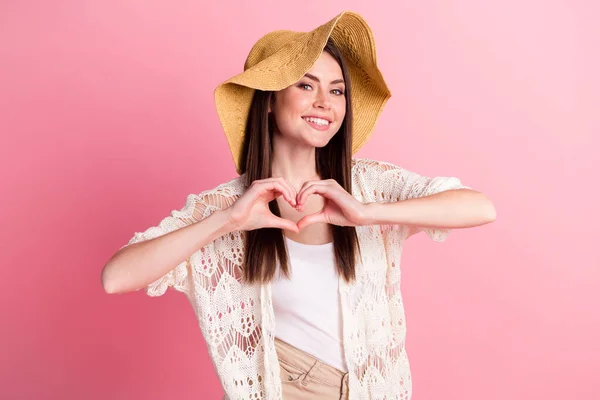 Retrato de lindo amigável menina mãos dedos mostrar fazer símbolo do coração isolado no fundo cor-de-rosa — Fotografia de Stock