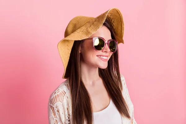 Φωτογραφία προφίλ ικανοποιημένη φιλική κυρία ακτινοβολούν χαμόγελο φορούν καπέλο απομονώνονται σε παστέλ ροζ φόντο χρώμα — Φωτογραφία Αρχείου