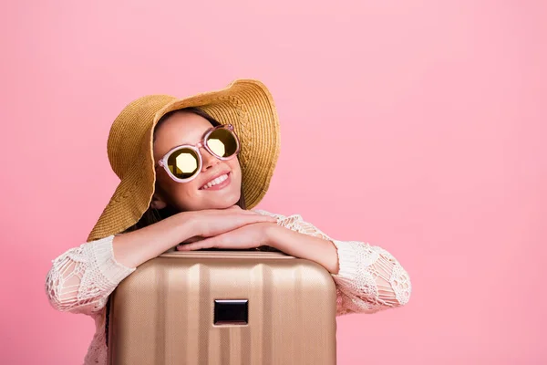 Foto de mujer encantadora emocionada vestida cárdigan headwear manos bolso buscando espacio vacío aislado color rosa fondo —  Fotos de Stock