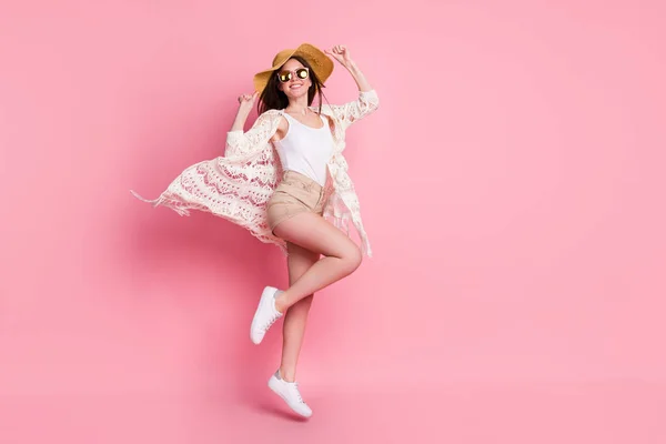 Foto di affascinante brillante giovane donna vestita bianco cardigan copricapo salto alto isolato colore rosa sfondo — Foto Stock