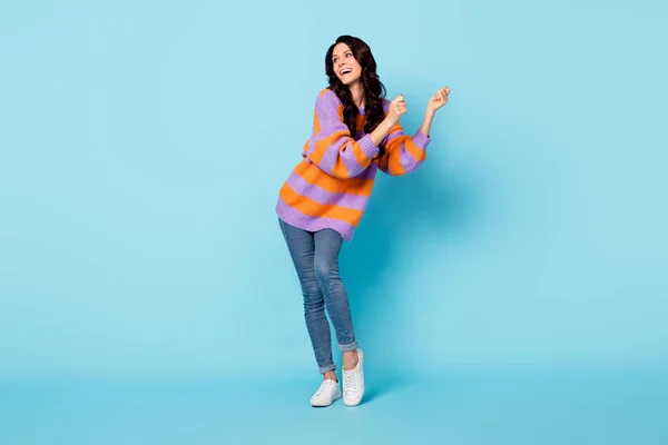 Foto de corpo inteiro de menina alegre feliz sorriso positivo divirta-se desfrutar de dança olhar espaço vazio isolado sobre fundo de cor azul — Fotografia de Stock