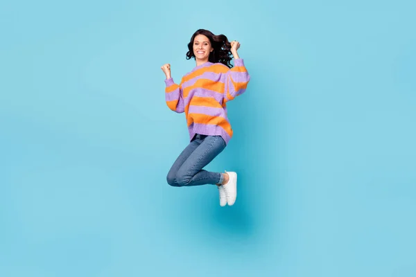 Teljes hossz testméret kilátás szép szerencsés vidám hullámos hajú lány jumping örvendezve szórakozás elszigetelt felett élénk kék színű háttér — Stock Fotó