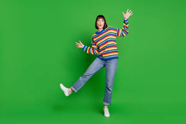 Plná délka fotografie okouzlující hezká mladá dáma oblečené barevné pulovr tanec s úsměvem izolované zelené barvy pozadí — Stock fotografie