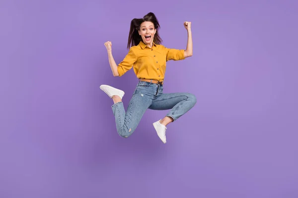 Longitud completa cuerpo tamaño foto saltar alta chica sonriendo gesto como ganador aislado pastel púrpura color de fondo — Foto de Stock