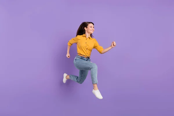 Longitud completa cuerpo tamaño foto saltar chica sonrisa corriendo en venta aislado pastel púrpura color fondo — Foto de Stock