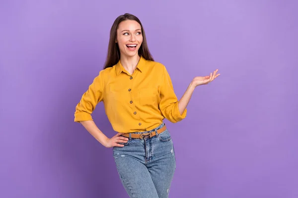 Foto retrato de mulher rindo olhando espaço vazio mostrando mão isolada no fundo cor violeta pastel — Fotografia de Stock