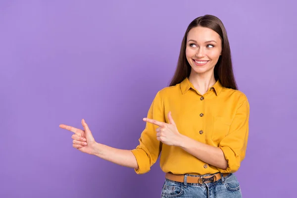 Photo portrait of woman smiling pointing looking copyspace isolated on pastel violet color background — Stok fotoğraf
