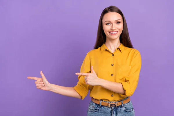 Photo portrait of woman smiling pointing empty space fingers isolated on pastel violet color background — Stok fotoğraf